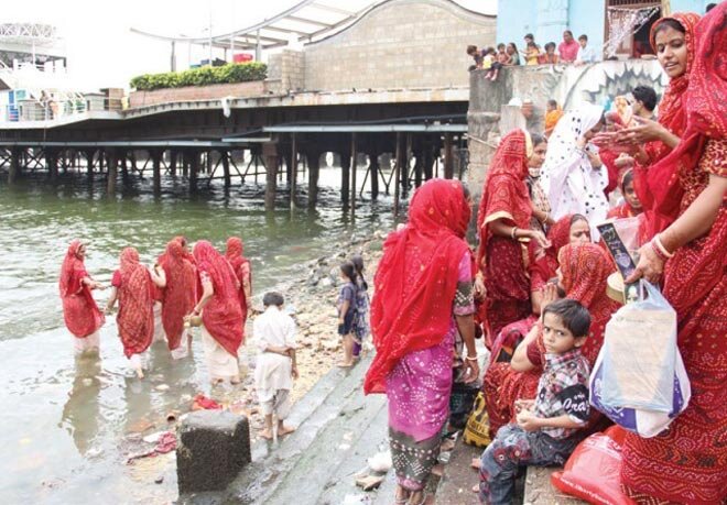 Hindu women in red at the Sri Lakshmi Narayan Mandir